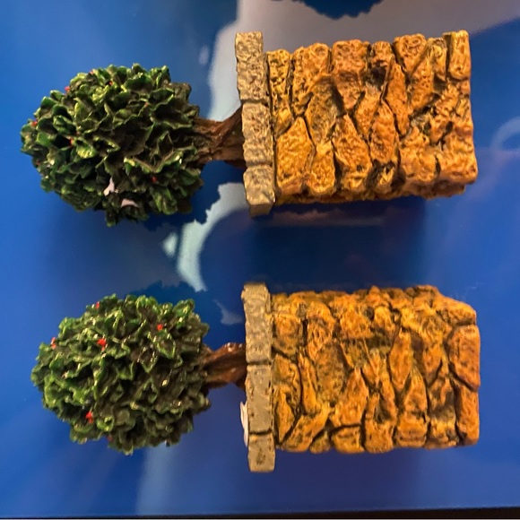 Dept 56 Stone Corner Posts with Holly Tree And Stone Archway - Picture 7 of 11